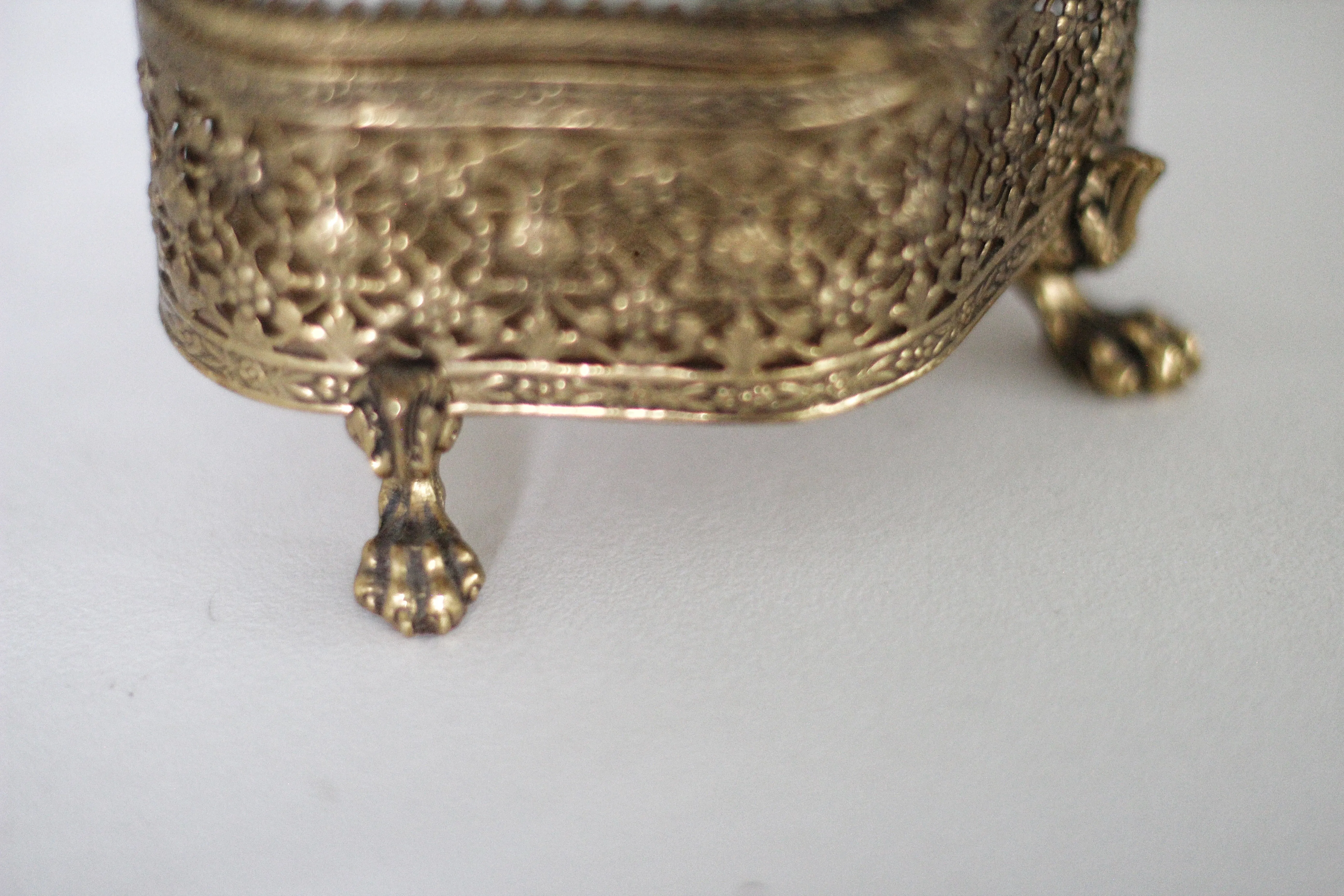 Antique Stylebuilt Claw Feet Jewelry Box